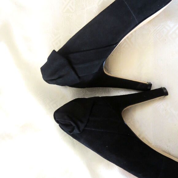 Ann Taylor Chic Black Suede Pumps with Bow Accent Back Heel 9.5 EUC - Picture 4 of 10